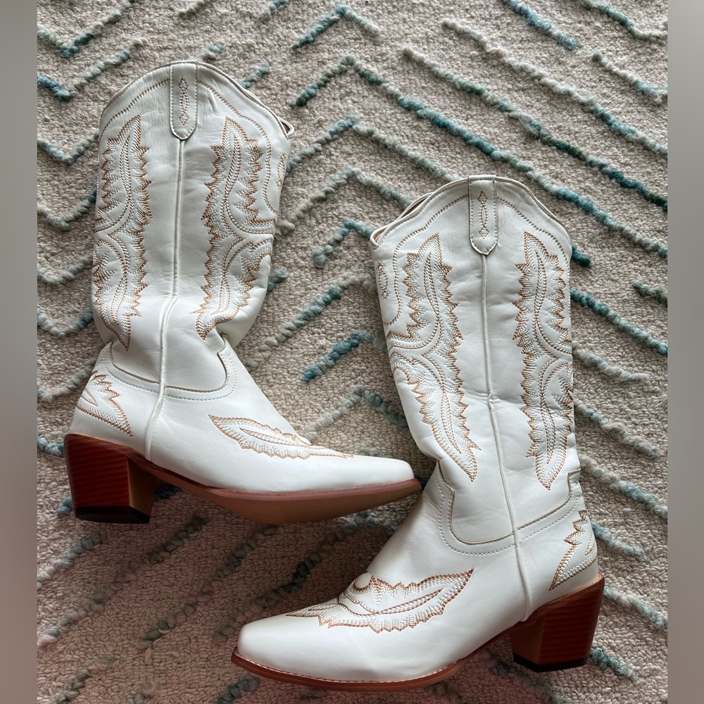 Never worn white cow girl boots